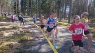 Emilia Jousimaa (kuvassa takana) edusti HSUn värejä naisten 6km matkalla