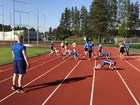 Seuran urheilukoordinaattori Jyrki Eriksson veti 11-14v kilparyhmän harjoituksia takasuoralla