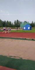 Neela Jakonen ja Anni Huttunen T15 100m juoksussa.
