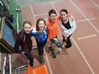 Naiskilpailijat Minna (vas.), Hanna, Seija ja Kirsi kilpailivat toisiaan kannustaen.