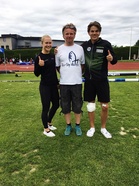 Hyvien tulosten jälkeen hymy on herkässä. Kisan jälkeen vasemmalla Maria Kytölä, keskellä seiväsvalmentaja Teemu Vääräniemi ja oikealla Marcus Kytölä.