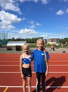 T9- sarjan edustajat Miisa Virtanen ja Sara Poikolainen. Saralle kilpailut olivat ensimmäiset viralliset yleisurheilukilpailut.