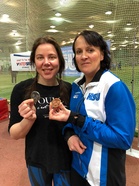 Naisten sarjassa seuran aikuisurheilijat Hanna Tarkiainen (vas.) ja Kirsi Kuisma pronssia