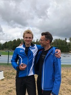 Jermu Tarkiainen voitti M17 200m:llä pronssia ajalla 22,82. 100m:llä mies oli viides ajalla 11,34. Kuvassa hän on valmentajaisänsä Johannes Tarkiaisen kanssa yhteiskuvassa
