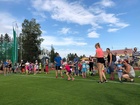 5-vuotiaat juoksevat temppurataa ohjaajiensa Olli Verkaman ja Riina Virtasen johdolla. Olli kävi juoksemassa päivän päätteeksi myös 400m aikaan 57,0