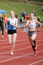 Saara Rantanen (vas.) ja Anni Lähdemäki 100m juoksussa.