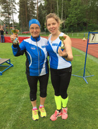 Sinikka SImola ja Hanna Tarkiainen 1500m juoksun palkintojenjako