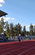 Juho Kantoniemi juoksi 25,83. Samassa erässä 15-vuotias Taneli Hyvärinen juoksi 28,45.