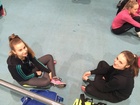 Emma ja Vilma meditoivat ennen treenejä