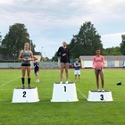Pihla Poikolainen (vas.) nappasi hopeaa N17-sarjan 400m:n juoksusta ajalla 64,74
