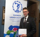 Puheenjohtaja Johannes Tarkiainen vastaanotti palkinnon