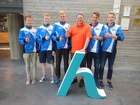 Mitalipojat poseeraavat sivistystoimenjohtaja Halosen kanssa