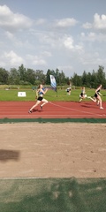 Sissi Kaksonen T15 4x100m ankkurina loppusuoralla. Joukkue (Sissi Kaksonen, Neela Jakonen, Elsa Pinola, Anni Huttunen) onnistuivat juoksemaan viidenneksi kisassa huolimatta ikävästä kapulan tiputuksesta matkalla.