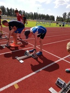 Elias laittaa telineitä kuntoon 60m finaalia varten