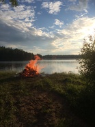 Illalla palautumista juhannuskokon äärellä