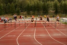 T13-sarjassa Emilia Rouvinen teki komeaa jälkeä kuuden mitalin arvoisesti. Kuvassa Emilia juoksee 60m aitojen voittajaksi radalta 1. Mukana erässä on myös Adalia Hurme (rata 8), joka jäi niukasti mitaleilta sijoittumalla neljänneksi.
