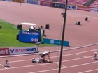 Kiia Brandes lähtötelineissä T145 4x100m juoksun avausosuudelle