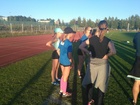Isla Sokoff ja Aino Halonen (vas.) valmistautumassa illan päättäneen T/P13 4x600m-viestiin.
