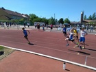 P11-sarjan 4x50m viestijuoksussa Elias Oksanen ja Anton Sokoff vaihtavat kapulaa. Poikien suoritus riitti pronssimitaliin.