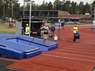 Emma Rovasalo (N17, seiväshyppy). Emma kertoo, että hyppyä on häirinnyt keväästä asti tekniikkavirhe, mutta pari edellistä kilpailua on jo näyttänyt tuloksellisesti paremmalta. Emma odottaa silti hyppäävänsä ennätyksensä yli (382) niin viikonloppun SM-kisoissa kuin seuraavan viikon Kalevan kisoissakin.