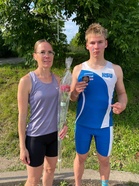 Toivo Halonen ja valmentajansa Saana Pasma mitalikukkien kanssa
