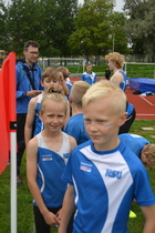 Pojat päättäväisenä ennen sukkulaviestin alkua.