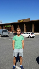 Aleks matkalla kohti Oulua. "Tankkaustauko" Kangashäkin ABC:lla. Raatin stadionille enää 307km:)