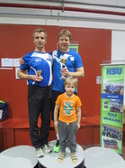 Sprinttimiehet Tarmo ja Jani sekä elävä maskotti