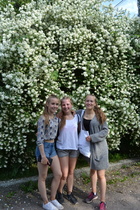 Iida, Linnea ja Elina kukkaloistossa:)