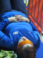 Pitkä päivä, joten välillä pitää levätä....
HSUn kannustusjoukot kerää voimia katsomossa:)