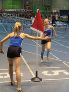 T13 tytöt aitaviesteissä.
Noora tuo vaihtoa Annille.