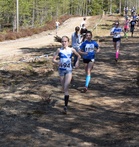 Emma ja Noora lentävät alamäkeen