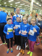 T11: Moona, Lotta, Laura ja Isla, hetki ennen lähtöä valmentaja Ollin kanssa. Kaikilla jännitystä ilmassa:)