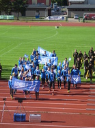 HSU:n joukkue matkalla katsomoon avajaisista