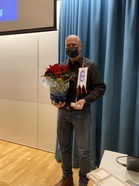 Vuoden HSU teko palkinnon Erkki Tenkulan kanssa saanut Lauri Kantoniemi. Lauria muistettiin myös HSUn pöytästandaarilla lähestyvän 50-vuotissyntymäpäivän johdosta.