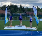 N15 3000m kävelyn palkintojen jaossa 2. Lempäälän Iiris Helenius, 1. Vihdin Peppi Haaparanta ja 3. HSU:n Nella Jääskeläinen