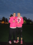 Naiset palkintopallilla Teija ja Lea