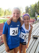 Kävelytytöt Linea ja Laura urakan jälkeen tyytyväisinä.