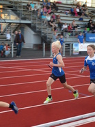 Miko tuomassa viestikapulaa vaihtoon.