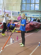 Miko keskittyneenä seipäässä