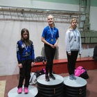 HSUn Elsa Pinola otti ykkössijan T13-sarjan kolmiloikassa, Lumi Kenttä (oik.) oli toinen ja Laura Karusalmi kolmas.