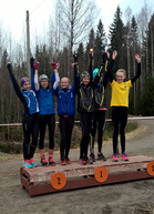 T12 joukkuemitalit Laura, Ellen ja Mira