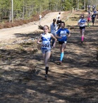 Emma ja Noora lentävät alamäkeen