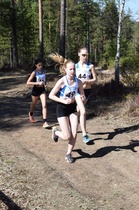 Kolme jo irti muista, Heli kärjessä