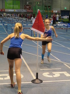 T13 tytöt aitaviesteissä.
Noora tuo vaihtoa Annille.