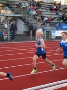 Miko tuomassa viestikapulaa vaihtoon.