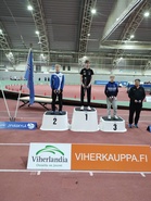 Tobias seipään palkintojenjaossa. Jalassa kuulakengät, sillä palkintojenjaon jälkeen Tobias meni suoraan jatkamaan kuulakisaa. 