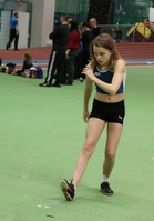 Laila keskittyy hyppyyn.