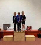 P10 sarjan 2-ottelun voittanut kolmikko Roope Virtanen, Viljo Varis ja Elias Näränen poseeraavat palkintopallilla tiukan kisan jälkeen.