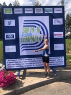 Miisa Virtanen banderollin luona